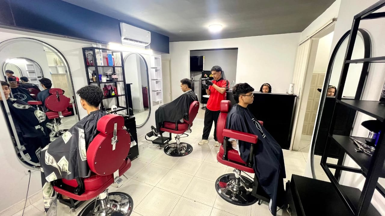 Interior de la barbería H Barber Shop con instalaciones premium